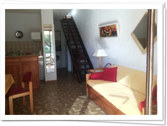 Salle à manger et kitchenette au fond